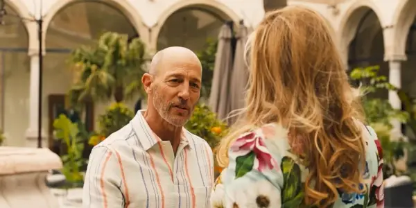 Greg (Jon Gries) v Itálii ve filmu Bílý lotos