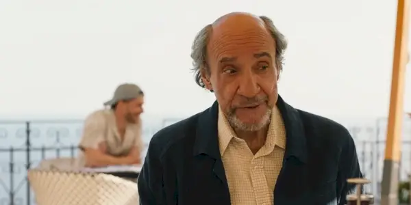 Bert DiGrasso (F. Murray Abraham) žertuje ve filmu Bílý lotos