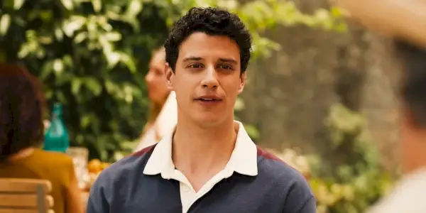 Albie Di Grasso (Adam DiMarco) na obědě se svou rodinou v The White Lotus