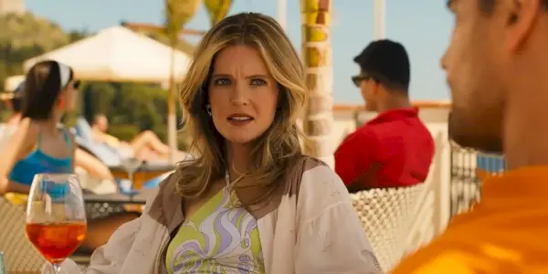 Daphne (Meghann Fahy) pije Aperol Spritz v Bílém lotosu