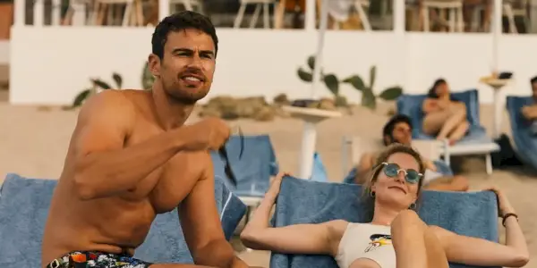 Theo James jako Cameron na pláži ve filmu Bílý lotos
