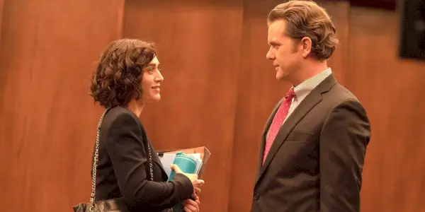 Lizzy Caplan ako Alex Forrest a Joshua Jackson ako Dan Gallagher vo filme Fatal Attraction