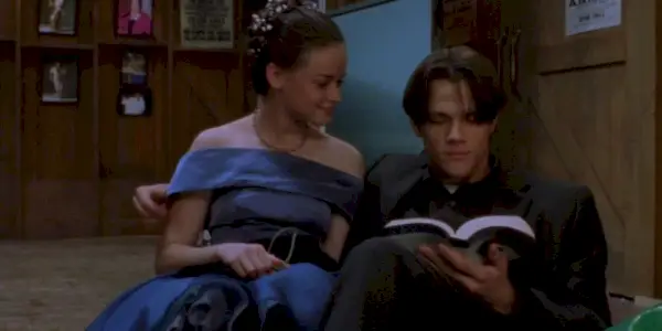 Rory (Alexis Blendel) und Dean (Jared Padalecki) lesen auf einem Sitzsack bei Miss Patty