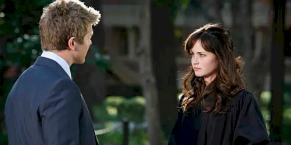 Logan und Rory unterhalten sich in einem Park in Gilmore Girls
