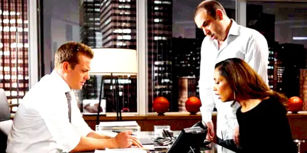 Harvey, Jessica a Louis pracujúci v kancelárii v oblekoch