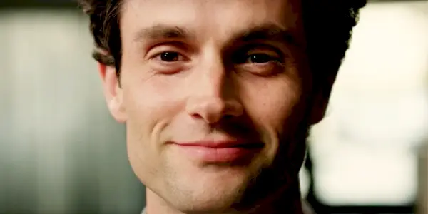 gros plan de Joe Goldberg vous souriant