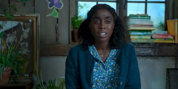 Lashana Lynch dans le rôle de Miss Honey interprétant My House dans Roald Dahl