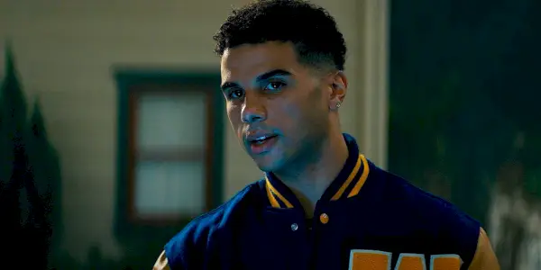 Mason Gooding dans le rôle de Chad Meeks Martin debout à l'extérieur dans Scream 5
