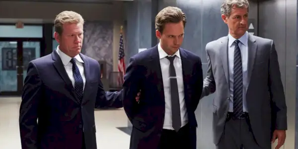 슈츠(Suits)를 입고 체포된 마이크의 이미지