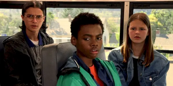 McQuaid, Luke i Kate w autobusie w „Wszystko do bani!”.