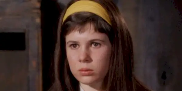 Carrie Neely (Kim Darby) vyzerá smutne v Gunsmoke.
