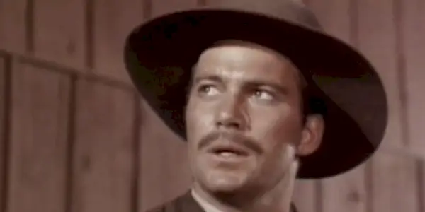 Fred Bateman (William Shatner) vyzerá v Gunsmoke šokovane.
