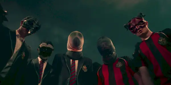 fem mennesker iført masker ser ned, narre mig en gang