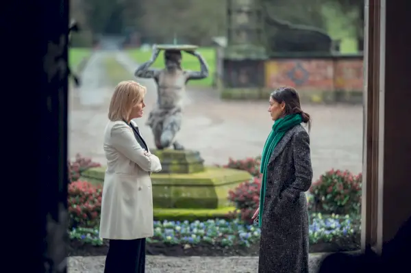 joanna lumley som judith burkett og michelle keegan som maya stern taler med hinanden på netflix