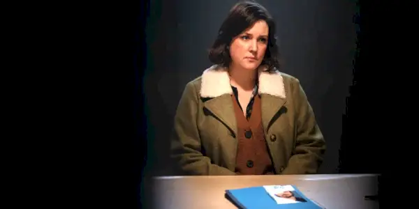 Shauna bliver talt med af politiet i Yellowjackets