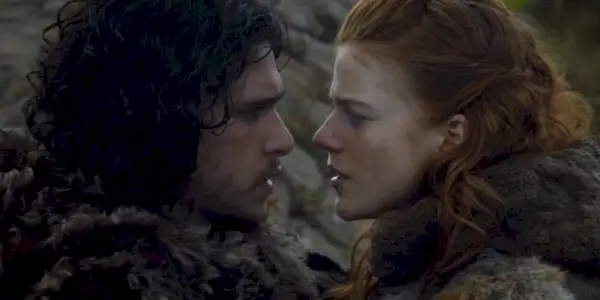 Ygritte et Jon Snow dans Game of Thrones se penchent pour s'embrasser