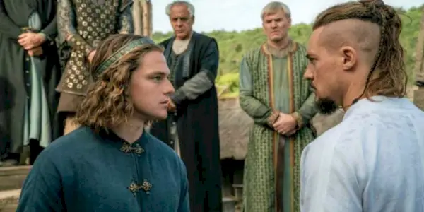 Edward y Uhtred mirándose fijamente El Último Reino