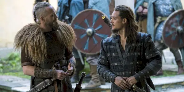 Uhtred hablando con alguien en The Last Kingdom
