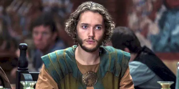 Ethelred luciendo enojada en The Last Kingdom