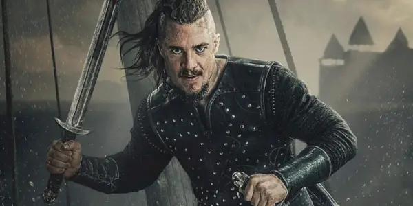 Una imagen de Uhtred sosteniendo dos espadas en The Last Kingdom.