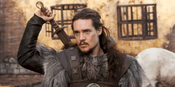 Alexander Dreymon como Uhtred sacando su espada en The Last Kingdom