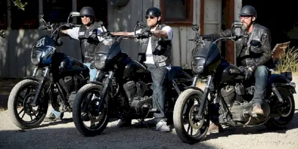 Happy (David Labrava), Jax (Charlie Hunnam) i Chibs (Tommy Flanagan) na motocyklach w „Sons Of Anarchy”