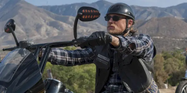 Charlie Hunnam jako Jax Teller jadący na motocyklu w Synach Anarchii
