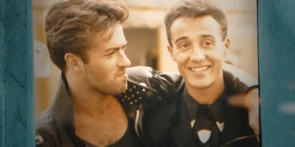 George Michael og Andrew Ridgeley smiler sammen i Wham-kostumer!