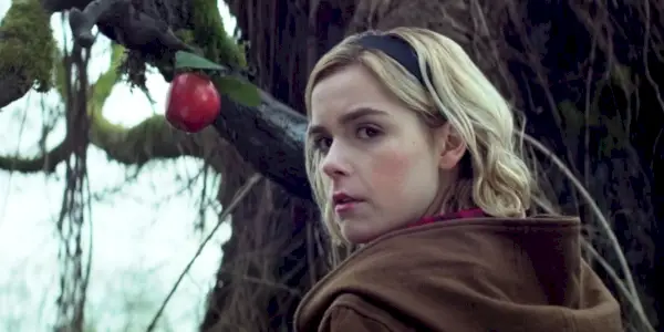 Sabrina står ved et epletre i Chilling Adventures of Sabrina.
