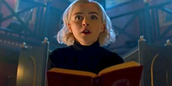 Sabrina leser fra en bok i Chilling Adventures of Sabrina