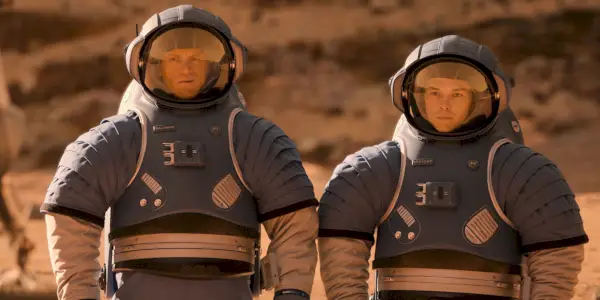 Ed Baldwin (Joel Kinnaman) og Danny Stevens (Casey W. Johnson) i blå rumdragter på Mars i For All Mankind sæson 3