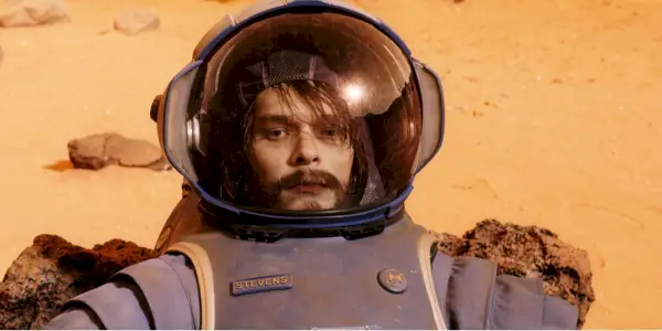 Danny Stevens' døde krop inde i sin rumdragt på overfladen af Mars