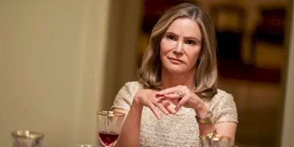 Jennifer Jason Leigh seduta a un tavolo a Fargo