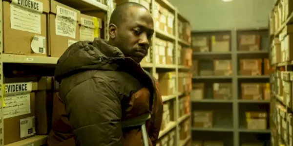 Lamorne Morris nell'armadietto delle prove della polizia a Fargo