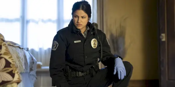 Richa Moorjani in uniforme della polizia a Fargo