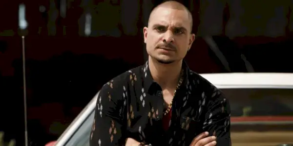 Nacho Varga croise les bras dans Better Call Saul