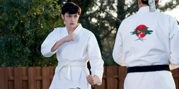 Gianni DeCenzo som Demetri i en GI i Cobra Kai