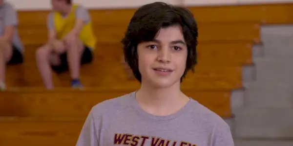 Griffin Santopietro som Anthony LaRusso i Cobra Kai sæson 4 i en gymnastiksal i en grå t-shirt