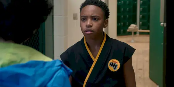 Kenny fra Cobra Kai sæson 4, iført sort uniform
