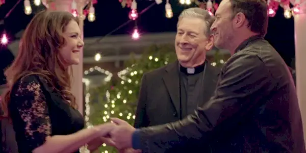 Lorelai und Luke halten Händchen und lächeln bei ihrer Hochzeit bei Gilmore Girls