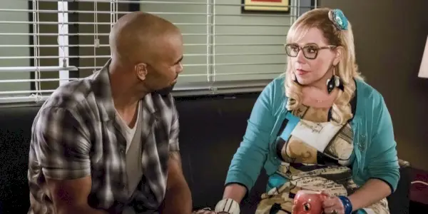 Derek Morgan parle à Penelope Garcia dans Esprits Criminels.
