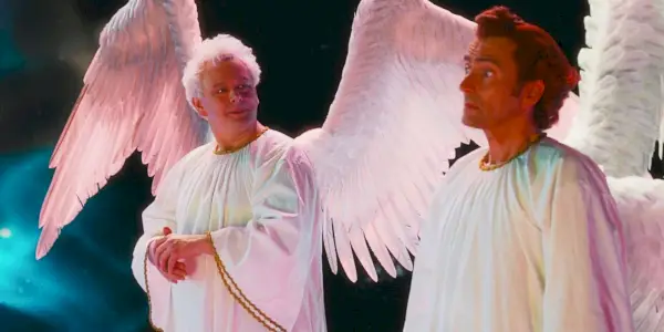 Aziraphale i Crowley jako anioły w odcinku 1 drugiego sezonu Dobrego Omenu
