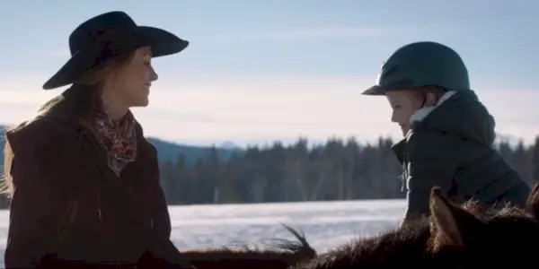 Lyndy a Amy sa rozprávajú o koňovi Xavierovi v Heartlande
