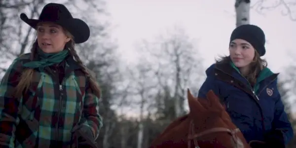 Georgie a Amy jazdia na koňoch v snehu v Heartlande