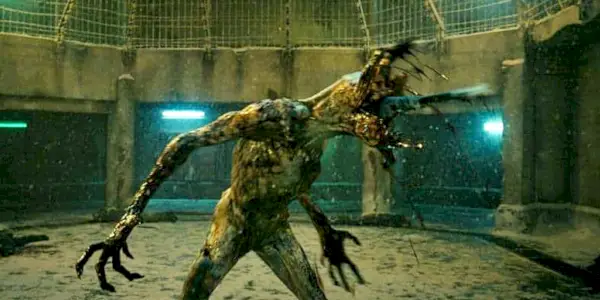 Demogorgon dostane niečo do úst vo väzenskom komplexe.