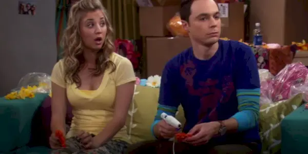 Penny et Sheldon font Penny Blossoms sur son canapé dans The Big Bang Theory