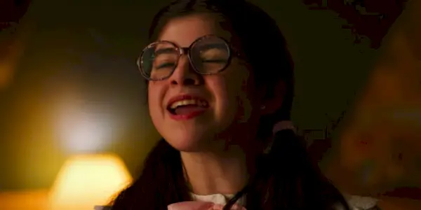Suzie cantando en Stranger Things