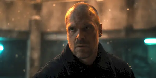 David Harbour como Hopper en el encabezado de la temporada 4 de Stranger Things