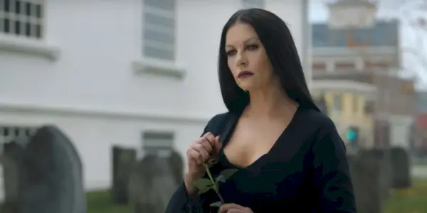 Catherine Zeta-Jones nel ruolo di Morticia Addams in Netflix