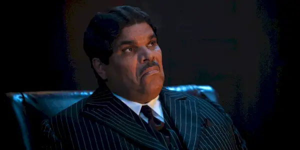 Luis Guzman nel ruolo di Gomez Addams nella prima stagione di mercoledì